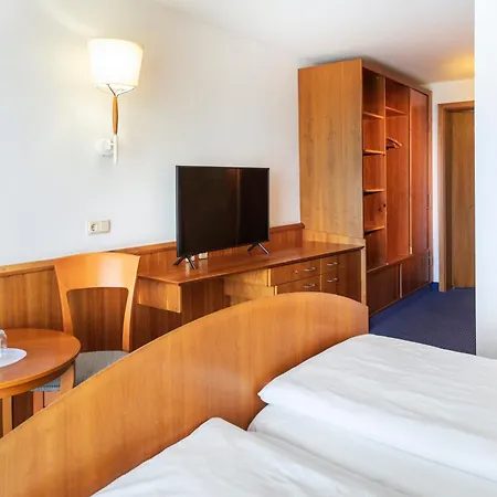 Roomingtons Karoli Hotel 3*