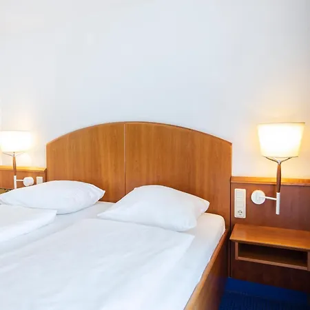 Roomingtons Karoli Hotel 3*