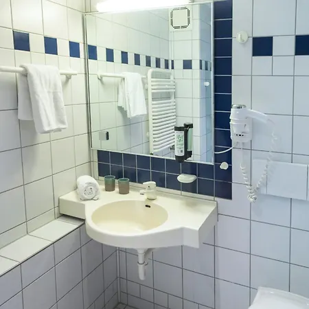 Roomingtons Karoli Hotel 3*
