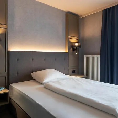 Roomingtons Karoli Hotel