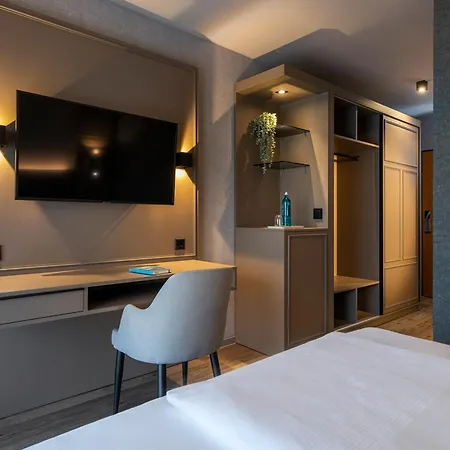 Hotel Roomingtons Karoli 3*